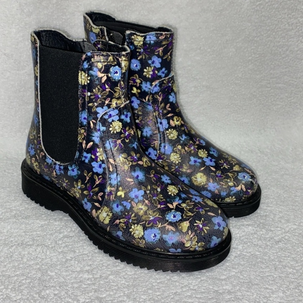 Atlanta moccasins Katy Chelsea black flower boot size 28 is 11.5